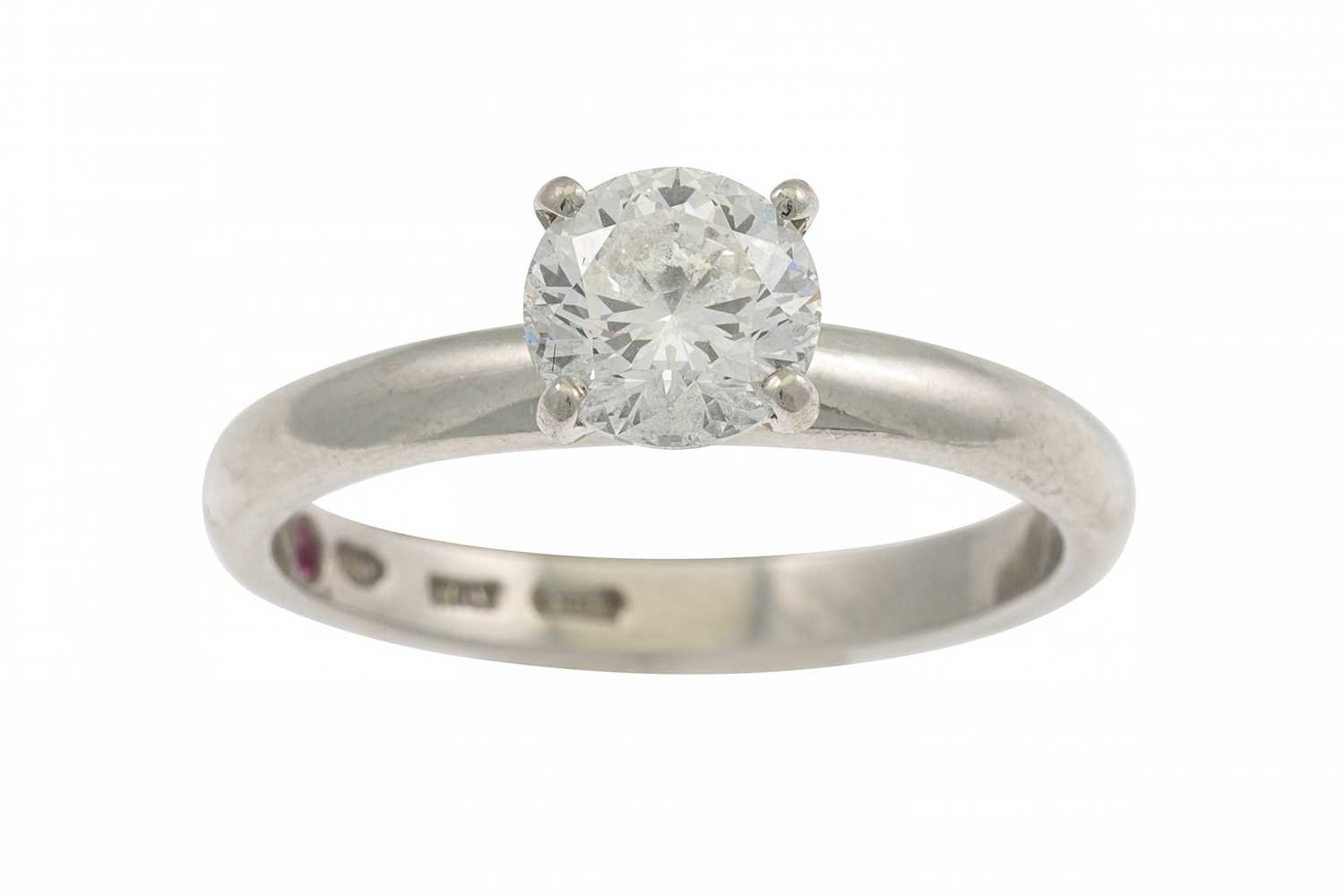 Lot 407 - A DIAMOND SOLITAIRE RING, the round brilliant...