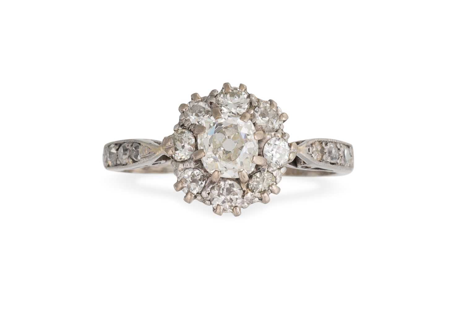 Lot 116 - AN ANTIQUE DIAMOND CLUSTER RING, the old cut...