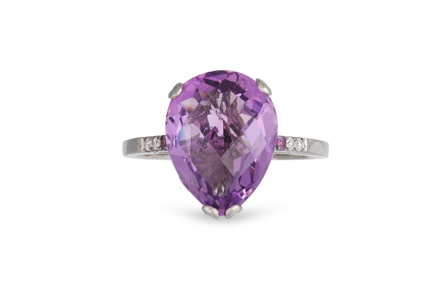 Lot 82 - A DIAMOND AND AMETHYST RING, the pear shaped...