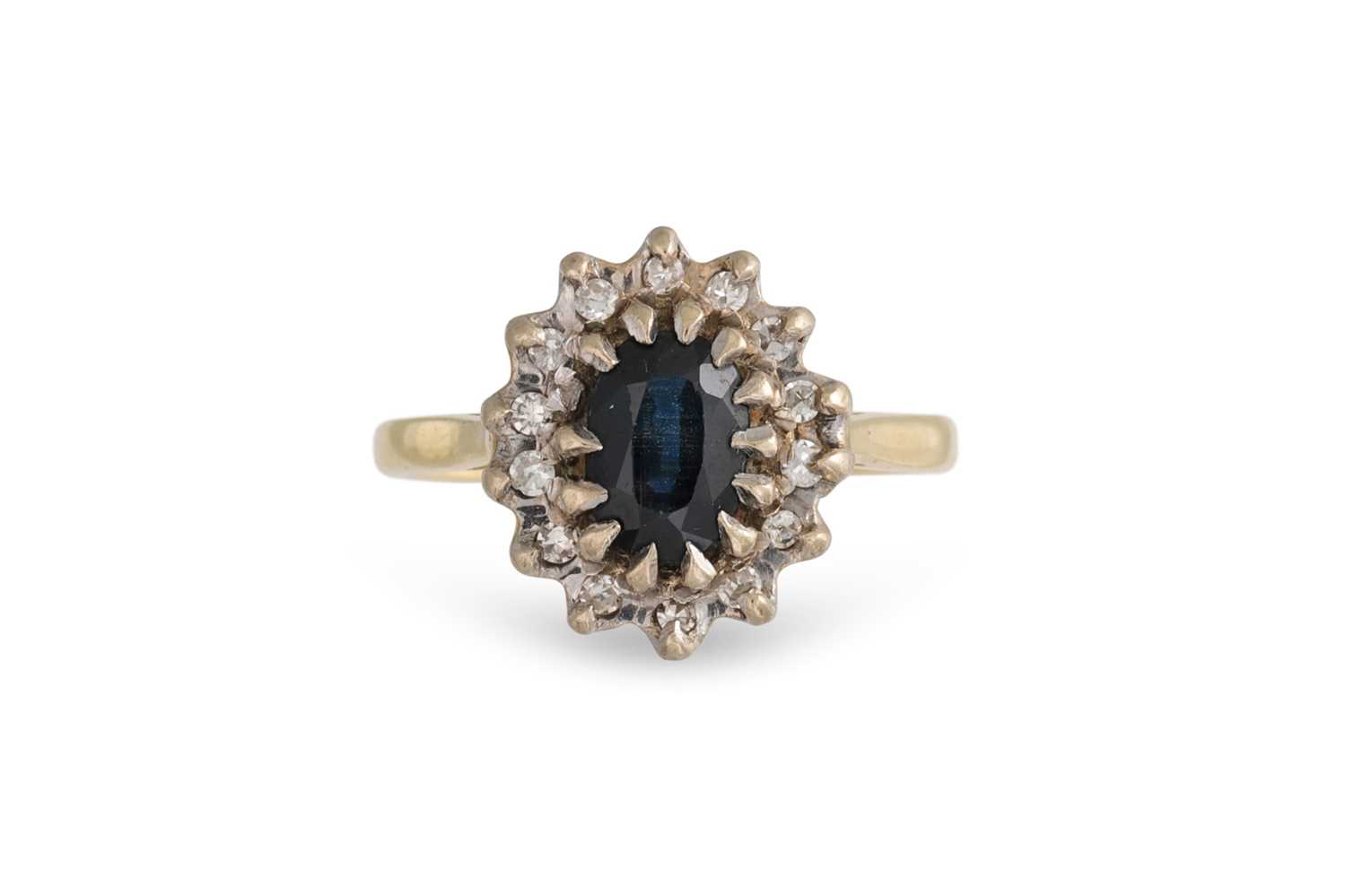 Lot 89 - A DIAMOND AND SAPPHIRE CLUSTER RING, of oval...
