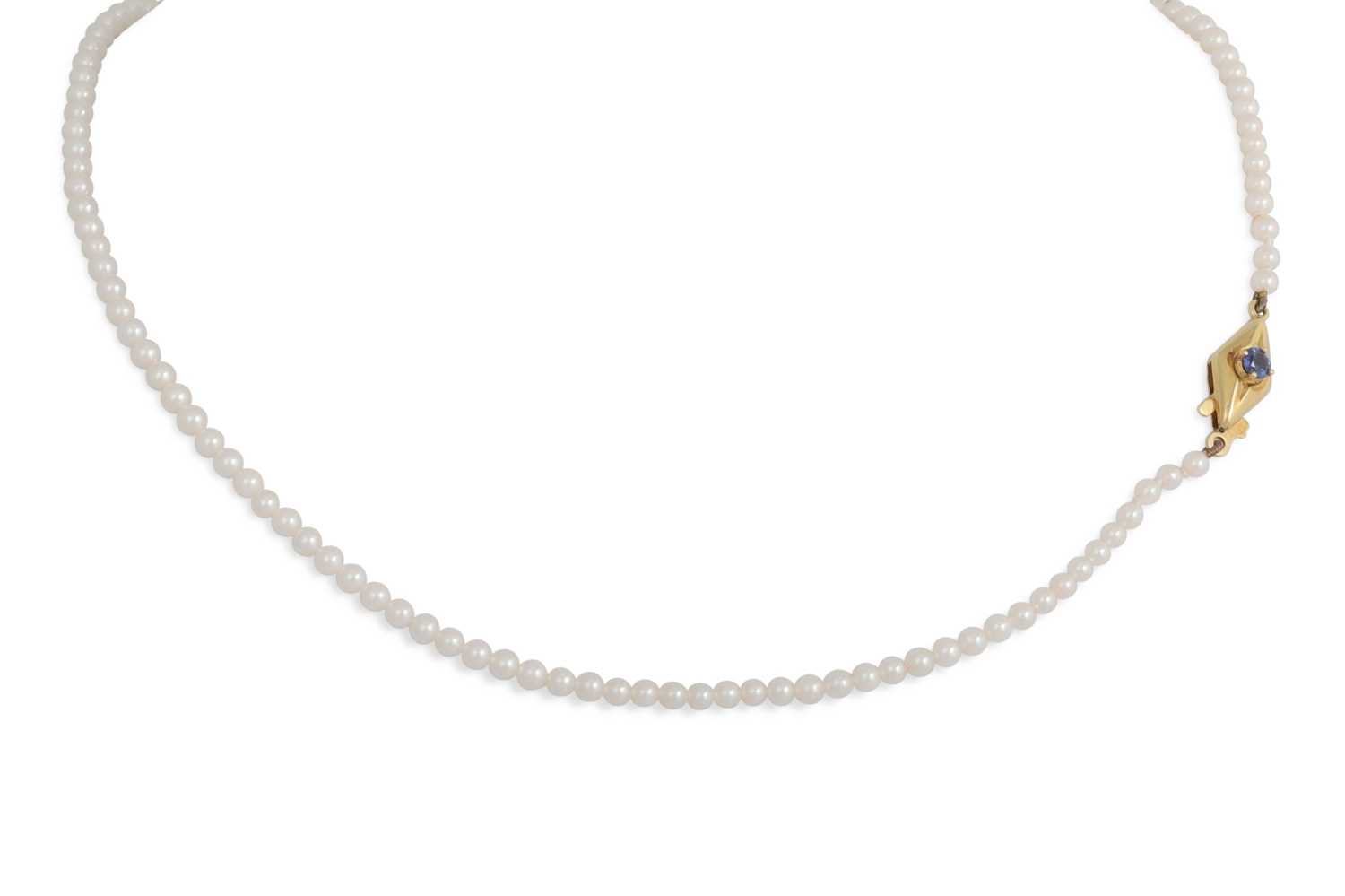 Lot 97 - A PEARL NECKLACE, to an 18ct gold sapphire set...