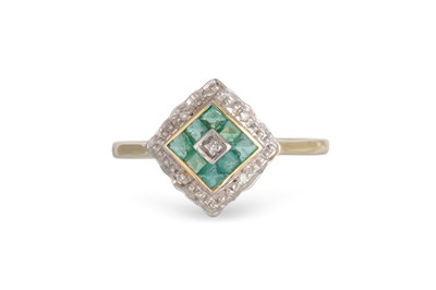 Lot 98 - A DIAMOND AND EMERALD CLUSTER RING, of square...