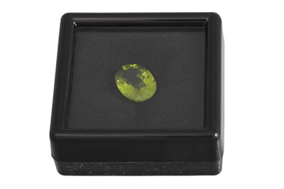 Lot 155 - AN UNMOUNTED OVAL FACETED PERIDOT, weight 4.04...