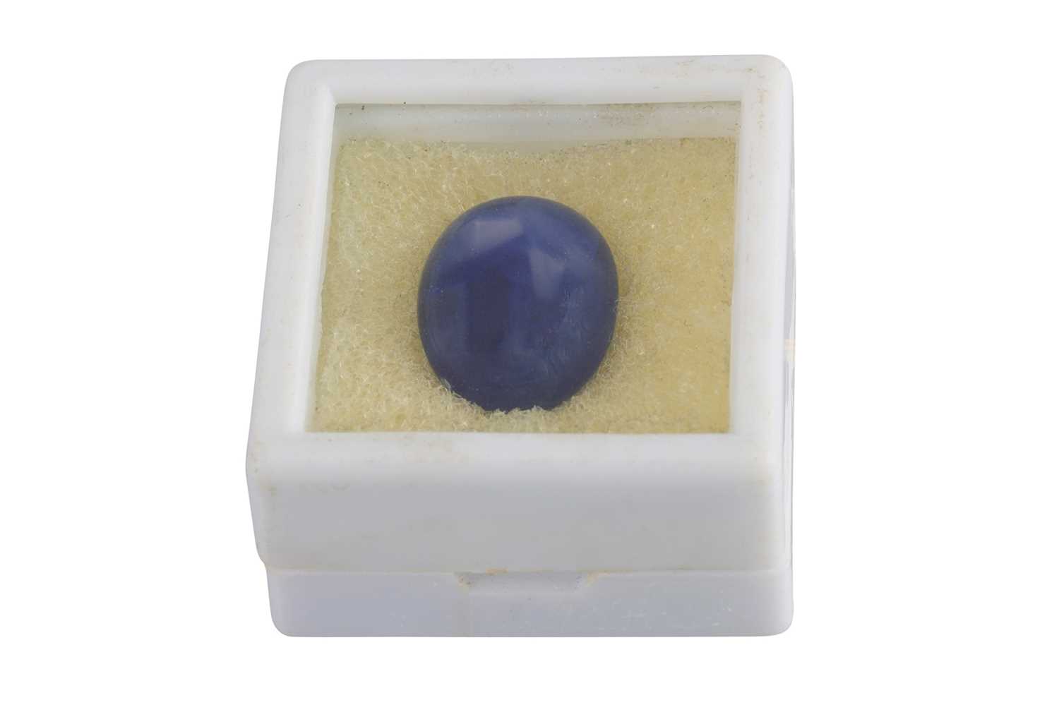 Lot 103 - AN UNMOUNTED OVAL CABOCHON SAPPHIRE, weight:...