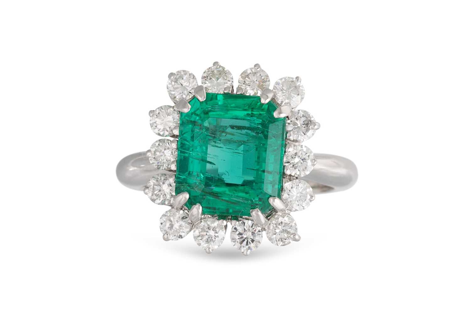 Lot 199 - AN EMERALD AND DIAMOND CLUSTER RING, the...