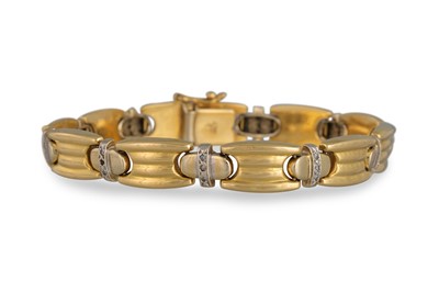 Lot 252 - AN 18CT YELLOW GOLD DIAMOND BRACELET, with...