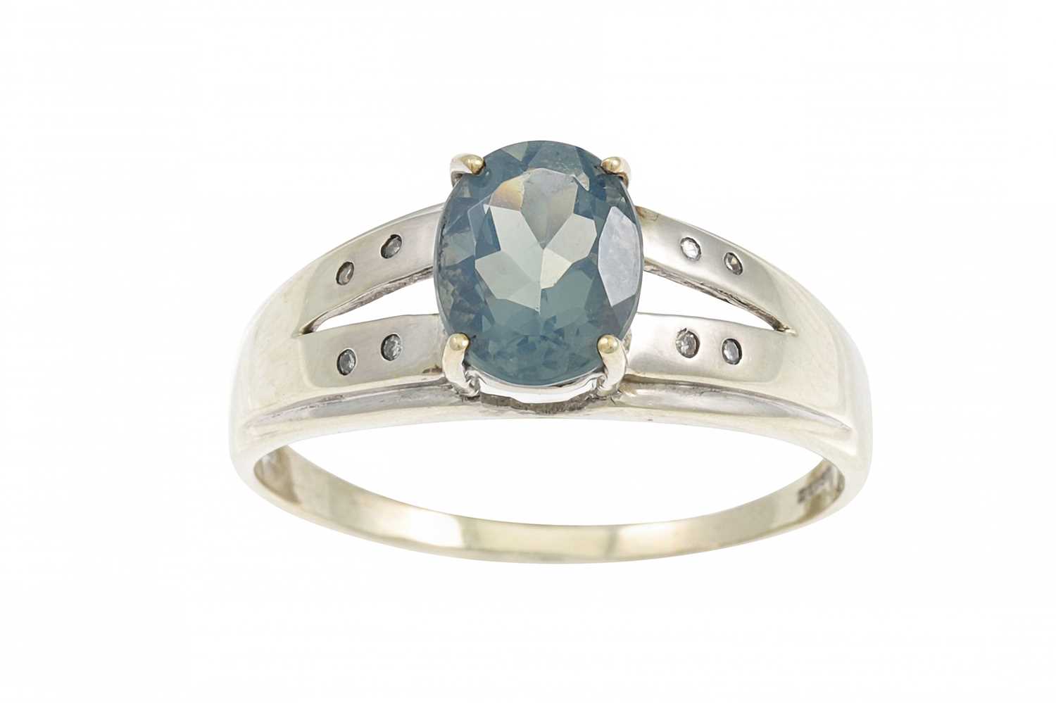 Lot 36 - A SINGLE STONE RING, with diamond shoulders,...