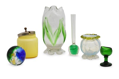 Lot 501 - ANTIQUE AND VINTAGE COLOURED GLASS ITEMS, to...