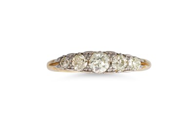 Lot 295 - A FIVE STONE DIAMOND RING, the graduated old...