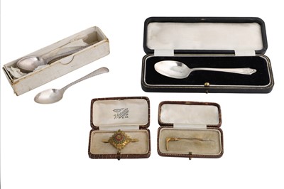 Lot 413 - TWO BOXED VINTAGE GOLD BROOCHES, one a hunt...