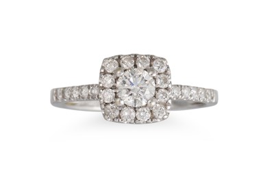 Lot 374 - A DIAMOND CLUSTER RING, the centre round...
