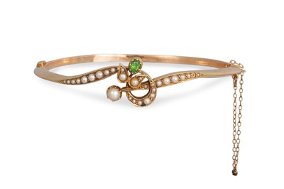 Lot 326 - AN EDWARDIAN15CT GOLD SEED PEARL AND PERIDOT...