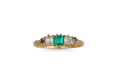 Lot 327 - AN ANTIQUE EMERALD AND DIAMOND RING, the...