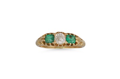 Lot 328 - AN ANTIQUE EMERALD AND DIAMOND RING, the old...