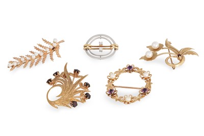 Lot 293 - FOUR VINTAGE 9CT GOLD BROOCHES, naturallistic...