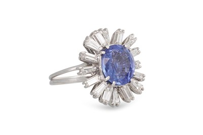 Lot 271 - A DIAMOND AND SAPPHIRE CLUSTER RING, the oval...
