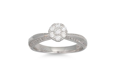 Lot 273 - A DIAMOND CLUSTER RING, set with brilliant cut...