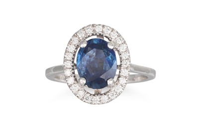 Lot 311 - A DIAMOND AND SAPPHIRE CLUSTER RING, the oval...