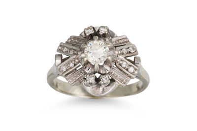 Lot 315 - A VINTAGE DIAMOND CLUSTER RING, the old cut...