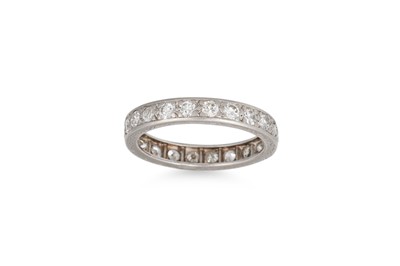 Lot 386 - A VINTAGE DIAMOND FULL BANDED ETERNITY RING,...