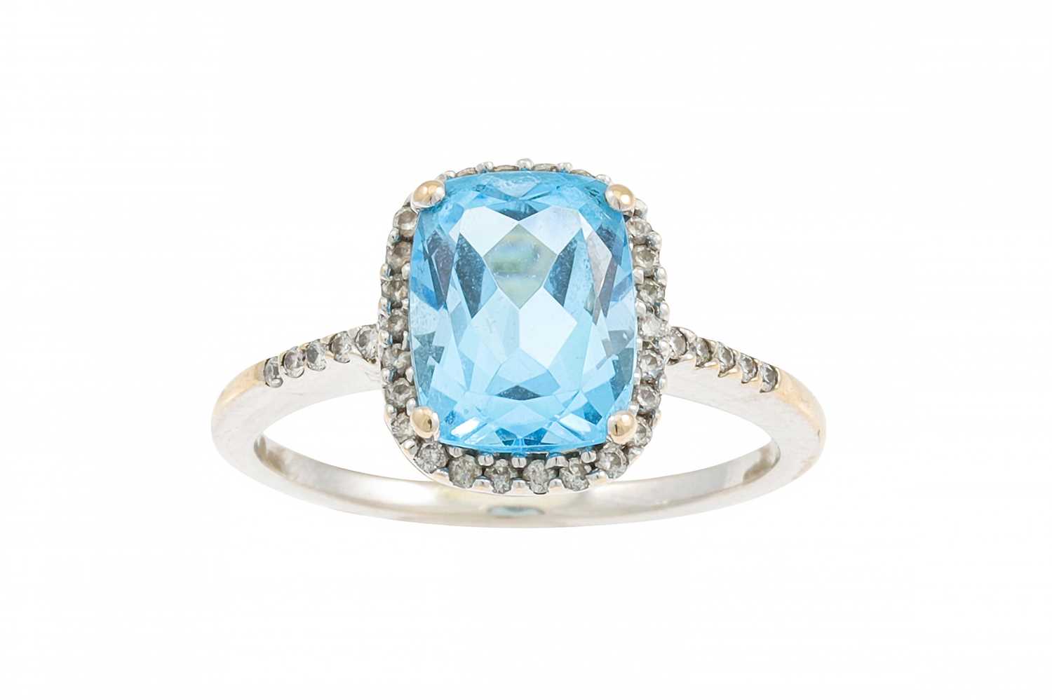 Lot 52 - A DIAMOND AND TOPAZ CLUSTER RING, mounted in...