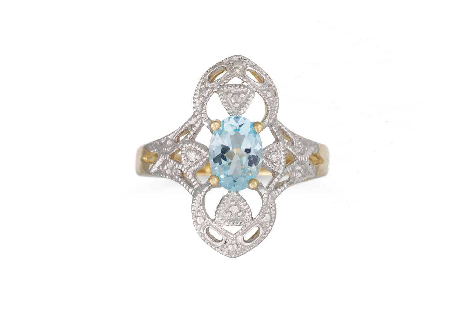 Lot 35 - A DIAMOND AND AQUAMARINE CLUSTER RING, the...