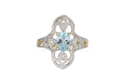 Lot 35 - A DIAMOND AND AQUAMARINE CLUSTER RING, the...