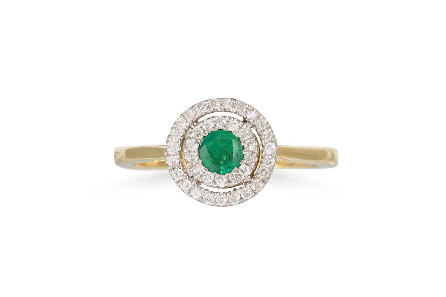 Lot 38 - A DIAMOND AND EMERALD TARGET CLUSTER RING,...