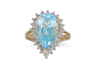 Lot 40 - A DIAMOND AND TOPAZ CLUSTER RING, the large...
