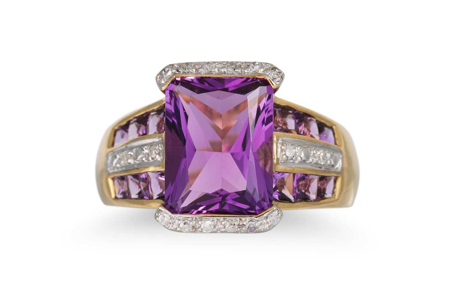 Lot 43 - AN AMETHYST AND DIAMOND CLUSTER RING, the...