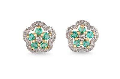 Lot 51 - A PAIR OF DIAMOND AND EMERALD CLUSTER EARRINGS,...
