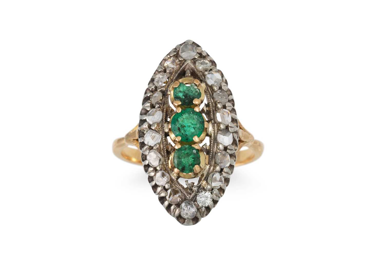 Lot 77 - AN ANTIQUE DIAMOND AND EMERALD CLUSTER RING,...