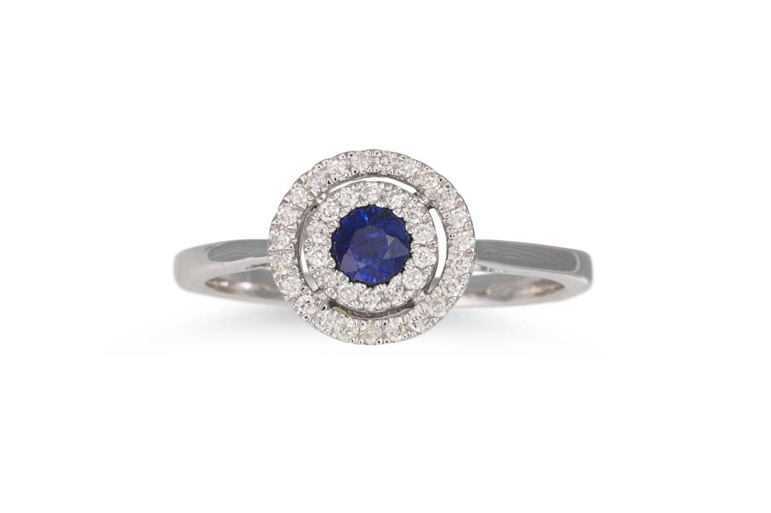 Lot 85 - A DIAMOND AND SAPPHIRE TARGET RING, mounted in...