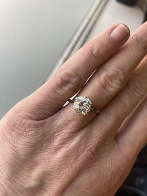 Lot 349 - A DIAMOND SOLITAIRE RING, the old cut diamond...