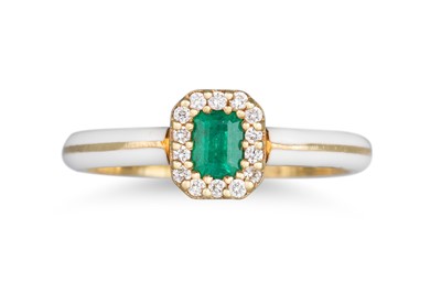 Lot 210 - AN EMERALD & DIAMOND CLUSTER RING, of...