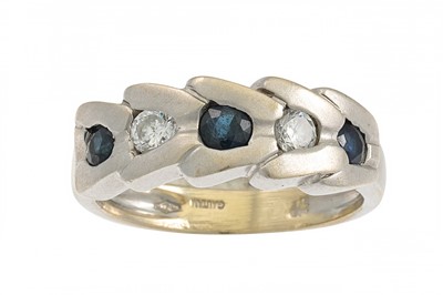 Lot 134 - A DIAMOND AND SAPPHIRE FIVE STONE RING,...