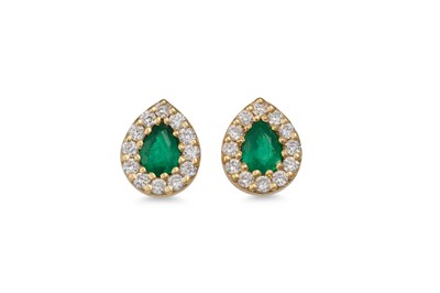 Lot 268 - A PAIR OF DIAMOND AND EMERALD CLUSTER EARRINGS,...