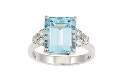 Lot 440 - AN AQUAMARINE AND DIAMOND RING, the emerald...