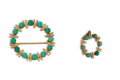 Lot 117 - A VINTAGE TURQUOISE BROOCH, circular form with...