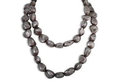Lot 118 - A SILVER NECKLACE, comprising hammered beads,...