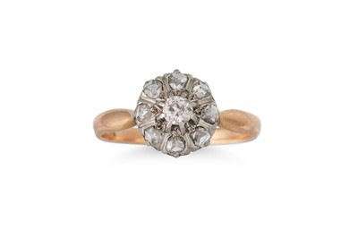 Lot 205 - AN ANTIQUE DIAMOND DAISY CLUSTER RING, the old...