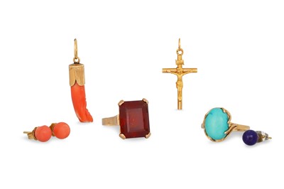 Lot 402 - VARIOUS GOLD STONE SET ITEMS, to include a...