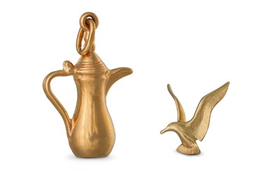 Lot 129 - AN 18CT GOLD CHARM, of a jug, together with a...