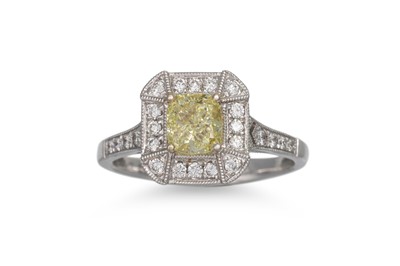 Lot 314 - A DIAMOND RING, the fancy yellow centre...