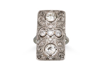 Lot 317 - AN ANTIQUE DIAMOND PLAQUE RING, the old cut...