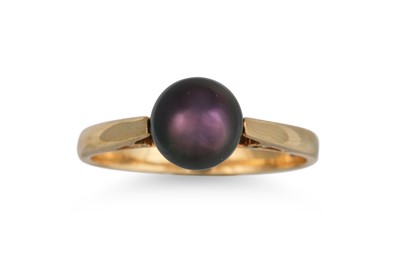 Lot 177 - A BLACK PEARL RING, mounted in 9ct yellow gold....