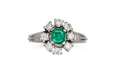 Lot 389 - AN EMERALD AND DIAMOND CLUSTER RING, the...