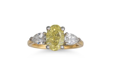 Lot 451 - A DIAMOND SOLITAIRE RING, the fancy yellow...