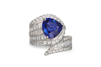 Lot 452 - A SAPPHIRE AND DIAMOND CLUSTER RING, the pear...
