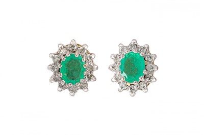 Lot 150 - A PAIR OF DIAMOND AND EMERALD CLUSTER EARRINGS,...